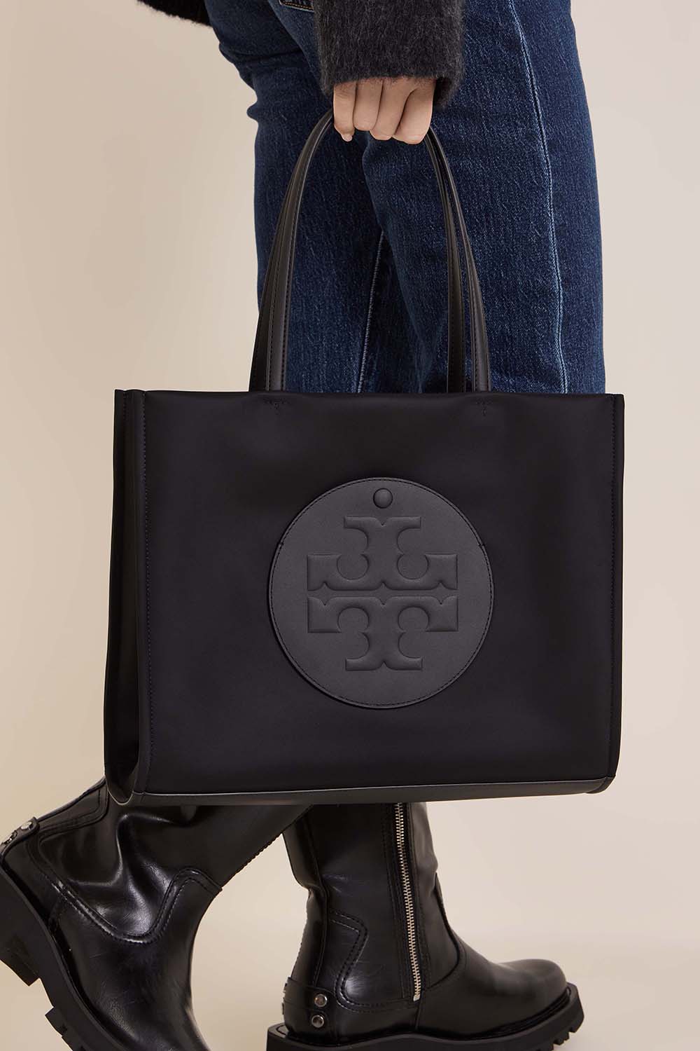 תמונת כל הלוק של תיק נשיאה אלה סמול